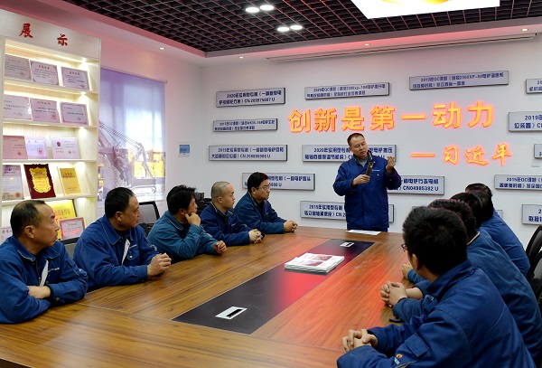 1668490421598015903.jpg 黄发如今劳模工作室授课(丁国玉 摄).jpg